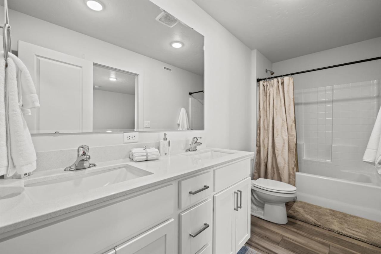Chic 3br Haven Near Wineries, Lowell & C Of I - Ideal For Hiking & Relaxing! * Caldwell